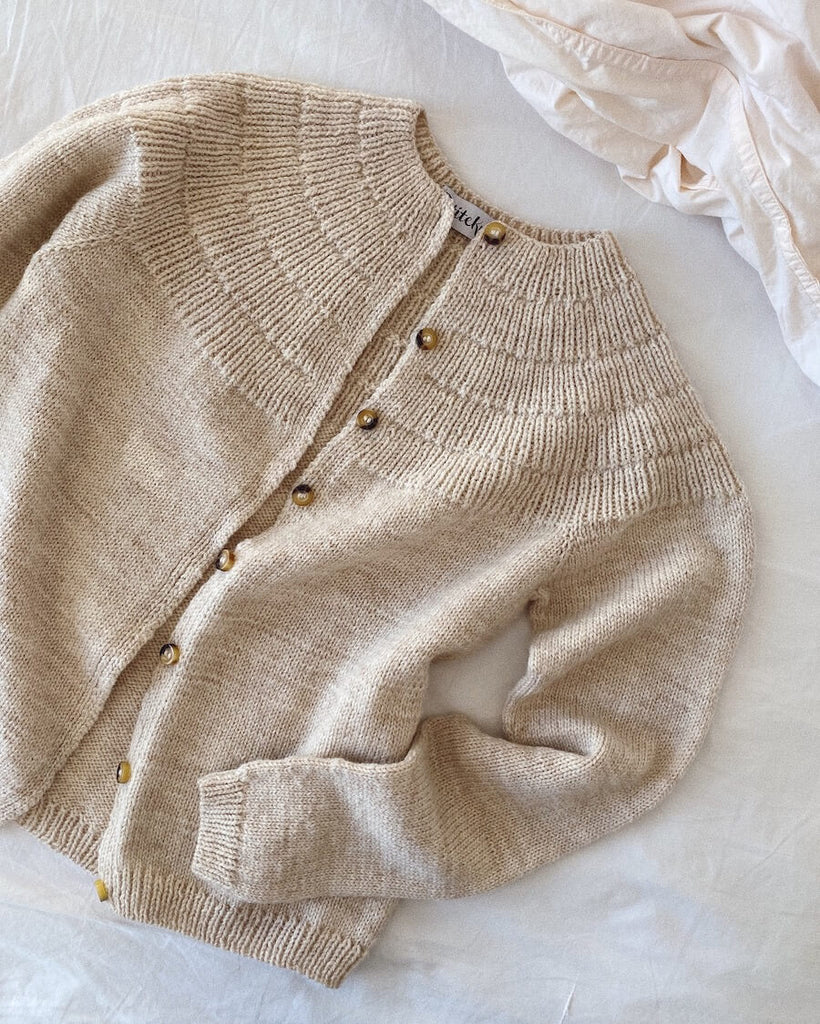 Closeup af liggende hvid Ankers Cardigan – My Size