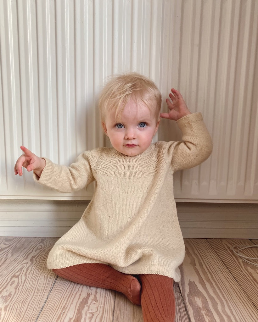 Barn iført beige Ankers Kjole