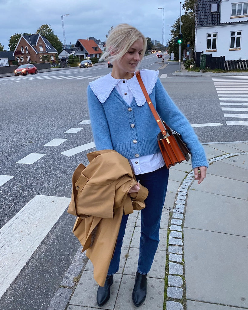 Kvinde iført blå April Cardigan