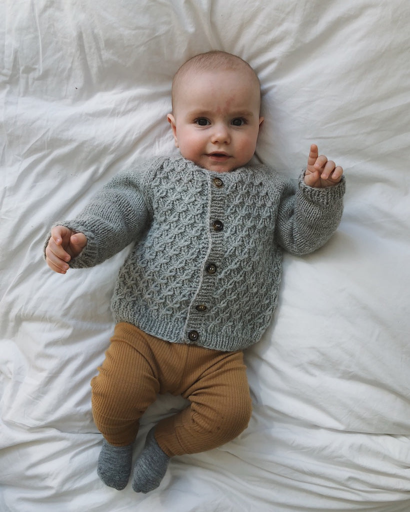 Barn iført grå Carls Cardigan