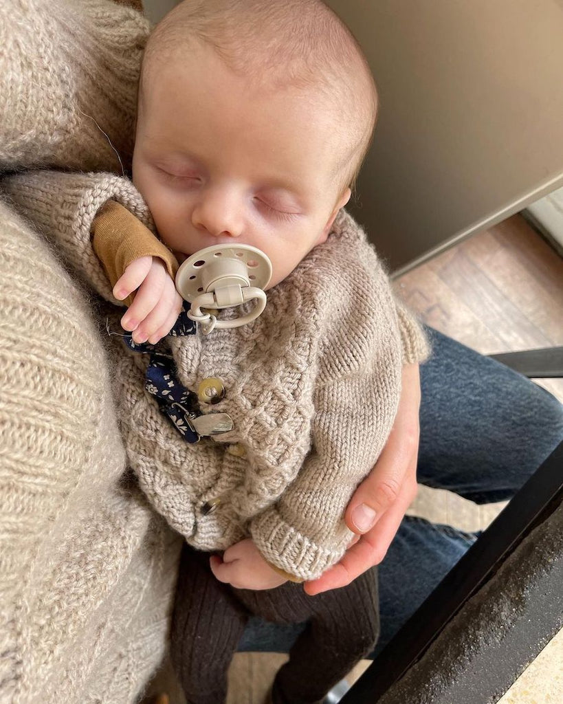 Barn iført beige Carls Cardigan