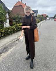 Kvinde iført brun Chestnut Dress