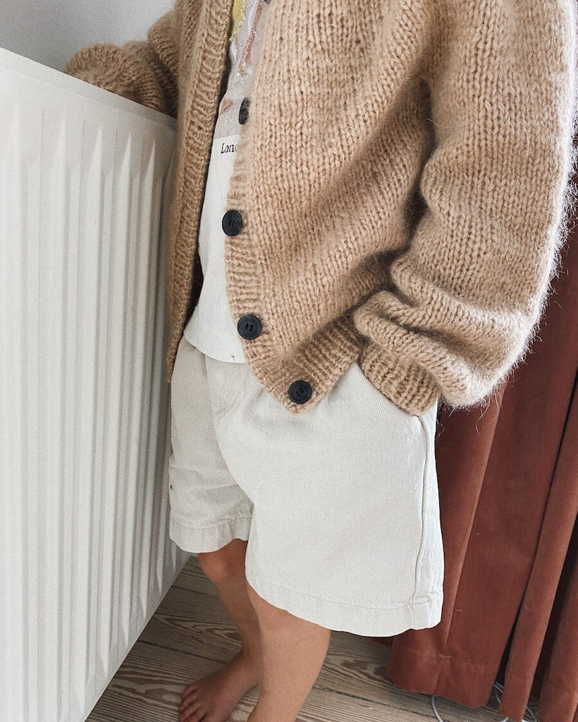 Barn iført beige Novice Cardigan Junior – Chunky Edition