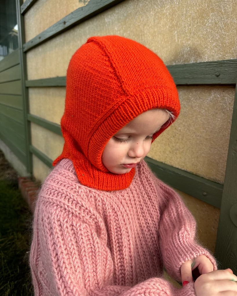 Barn iført rød Everyday Balaclava 