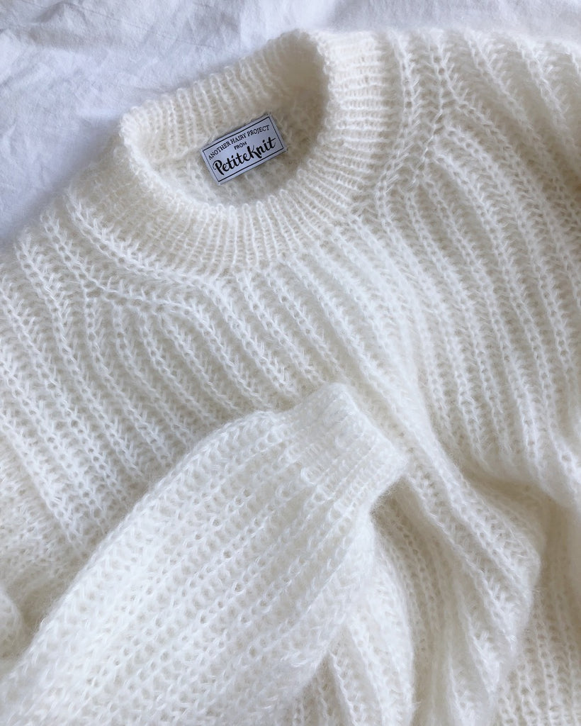 Liggebillede af hvid September Sweater