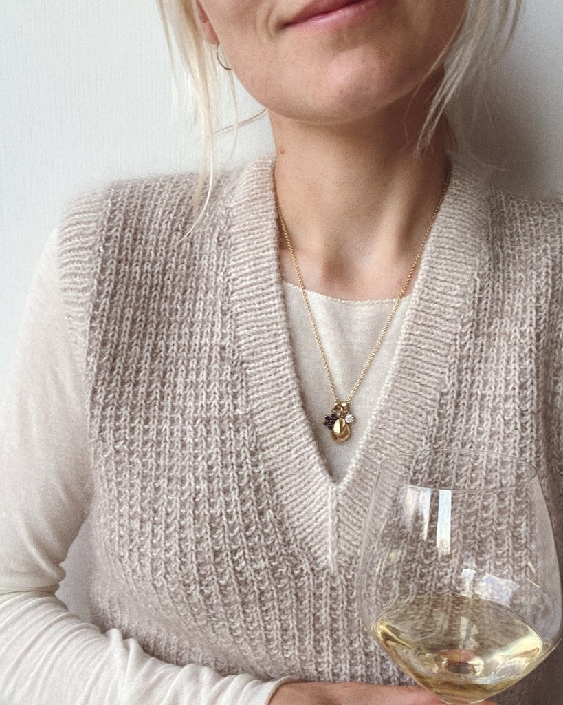 Kvinde iført gråmeleret Friday Slipover V-neck 