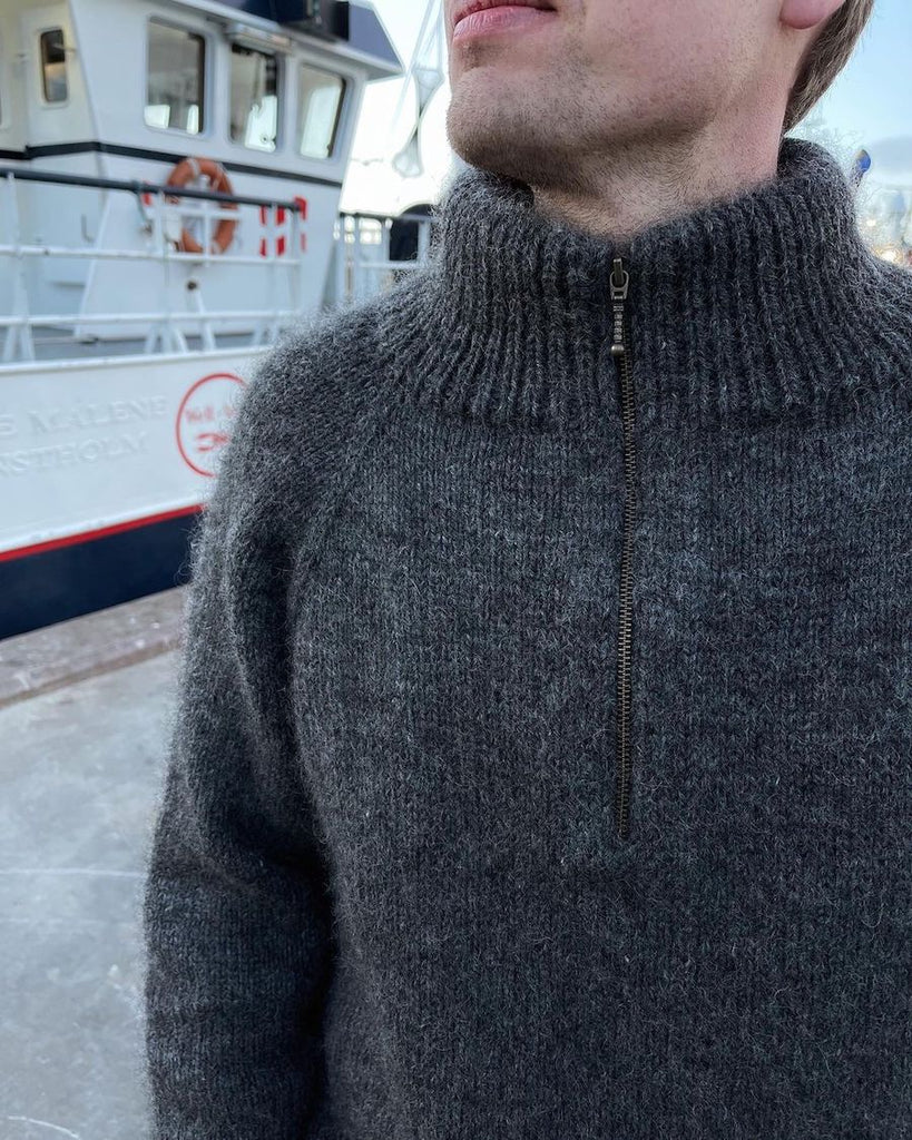 Mand iført koksgrå Zipper Sweater – Man