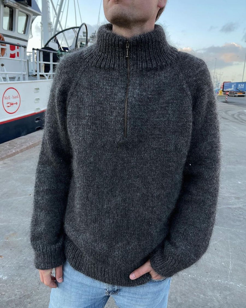 Mand iført koksgrå Zipper Sweater – Man