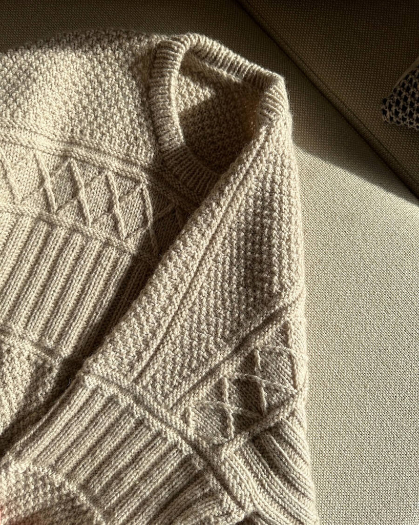 Liggende lysegrå Ingrid Sweater Man