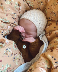 Baby iført hvid Karens Kyse