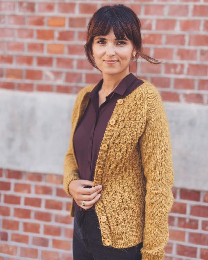 Kvinde iført karryfarvet Klassisk Smock Cardigan