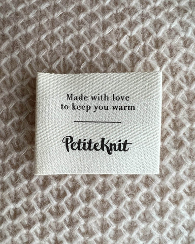 "Made with love to keep you warm" tekstilabel fra Petiteknit