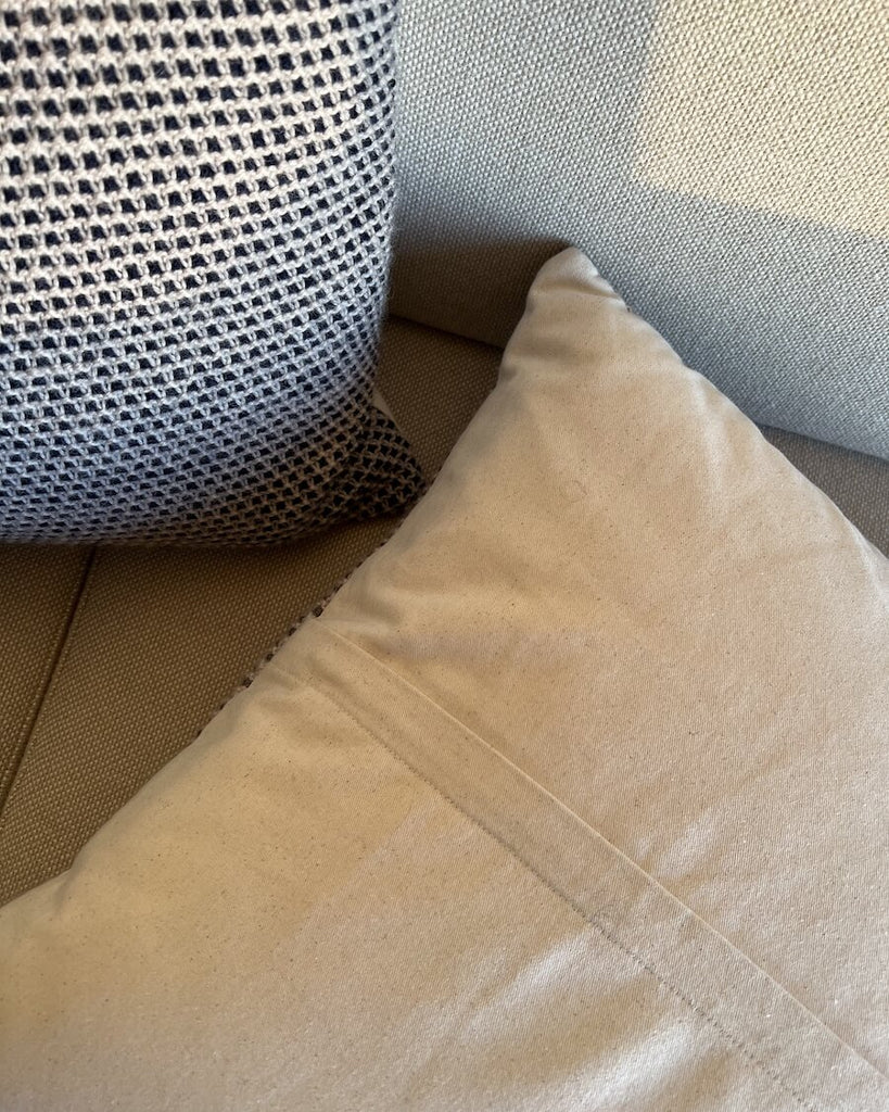 Hvid og blå Marie Pillow sammen med hvid og grå Marie Pillow
