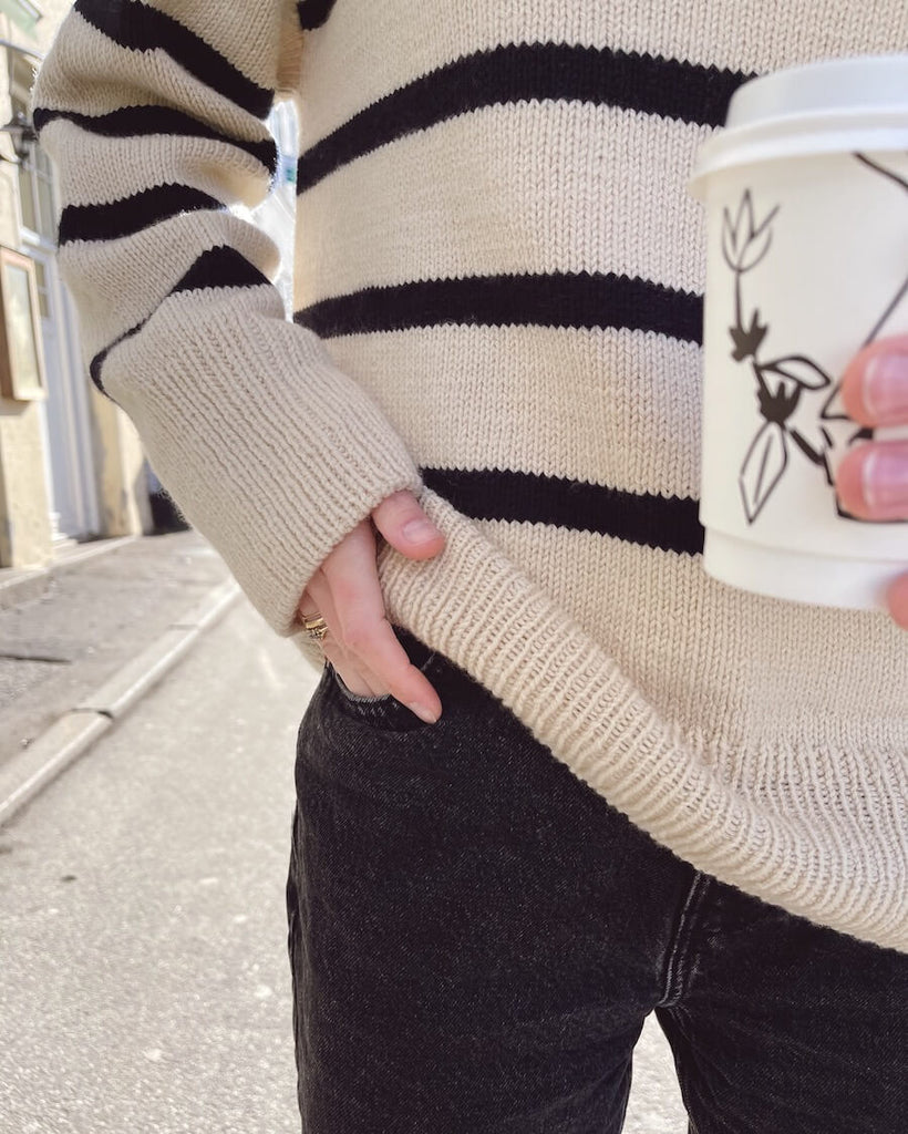 Detaljebillede af hvid og blå Marseille Sweater