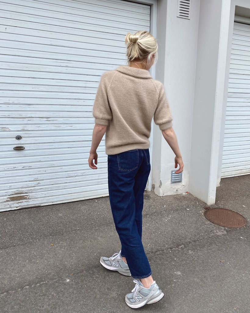 Kvinde iført beige Maude Tee