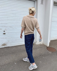 Kvinde iført beige Maude Tee
