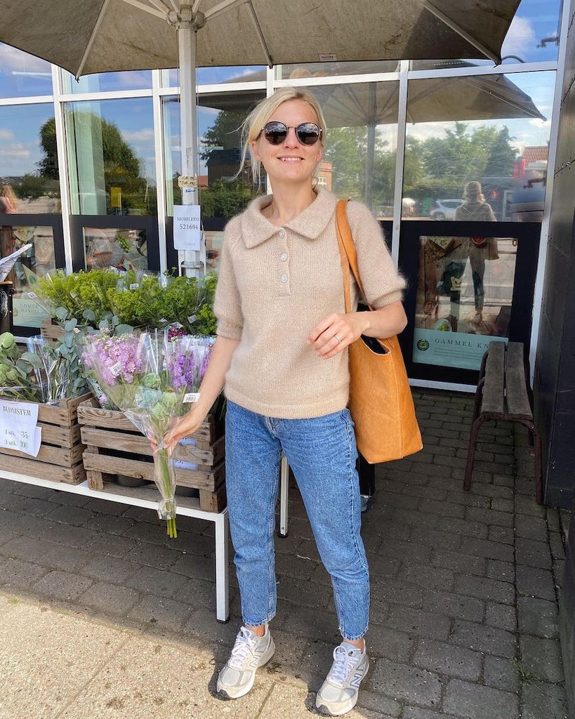 Kvinde iført beige Maude Tee