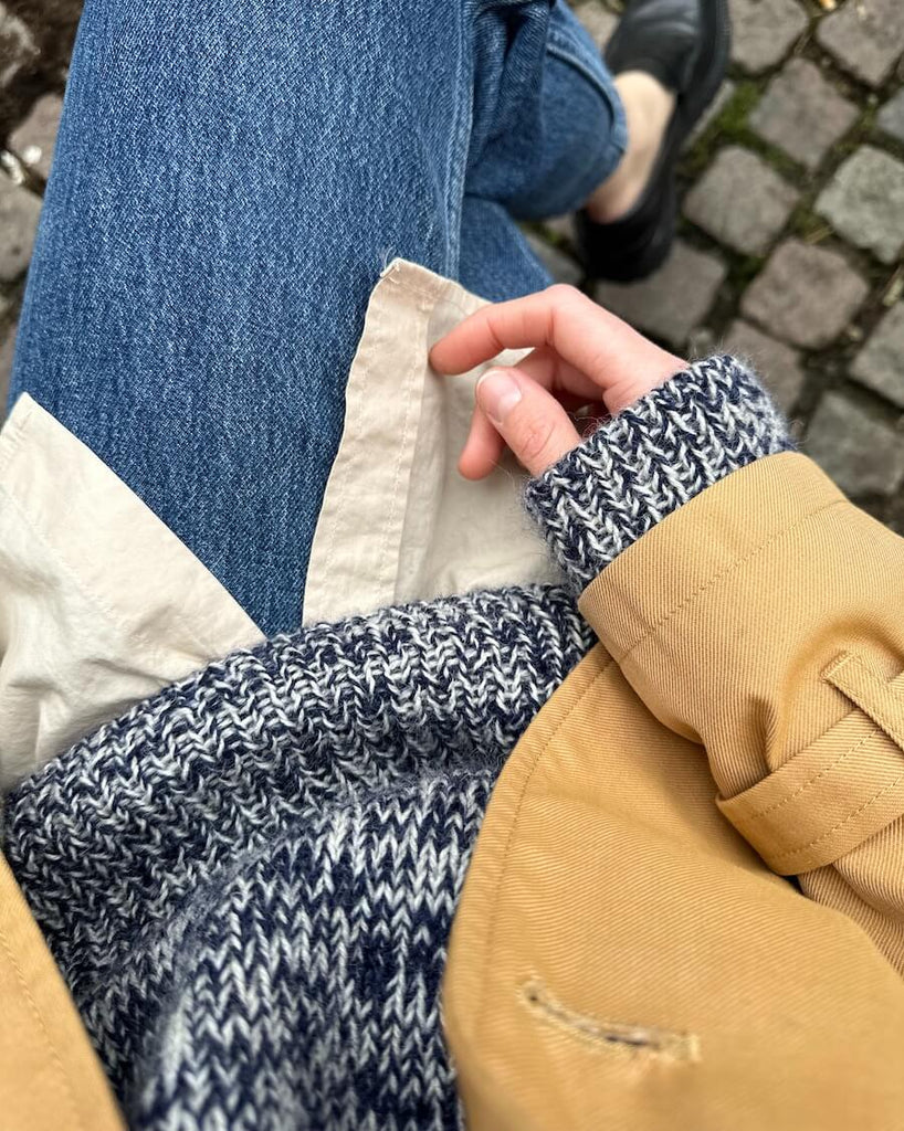 Closeup af hvid og mørkeblå Melange Sweater