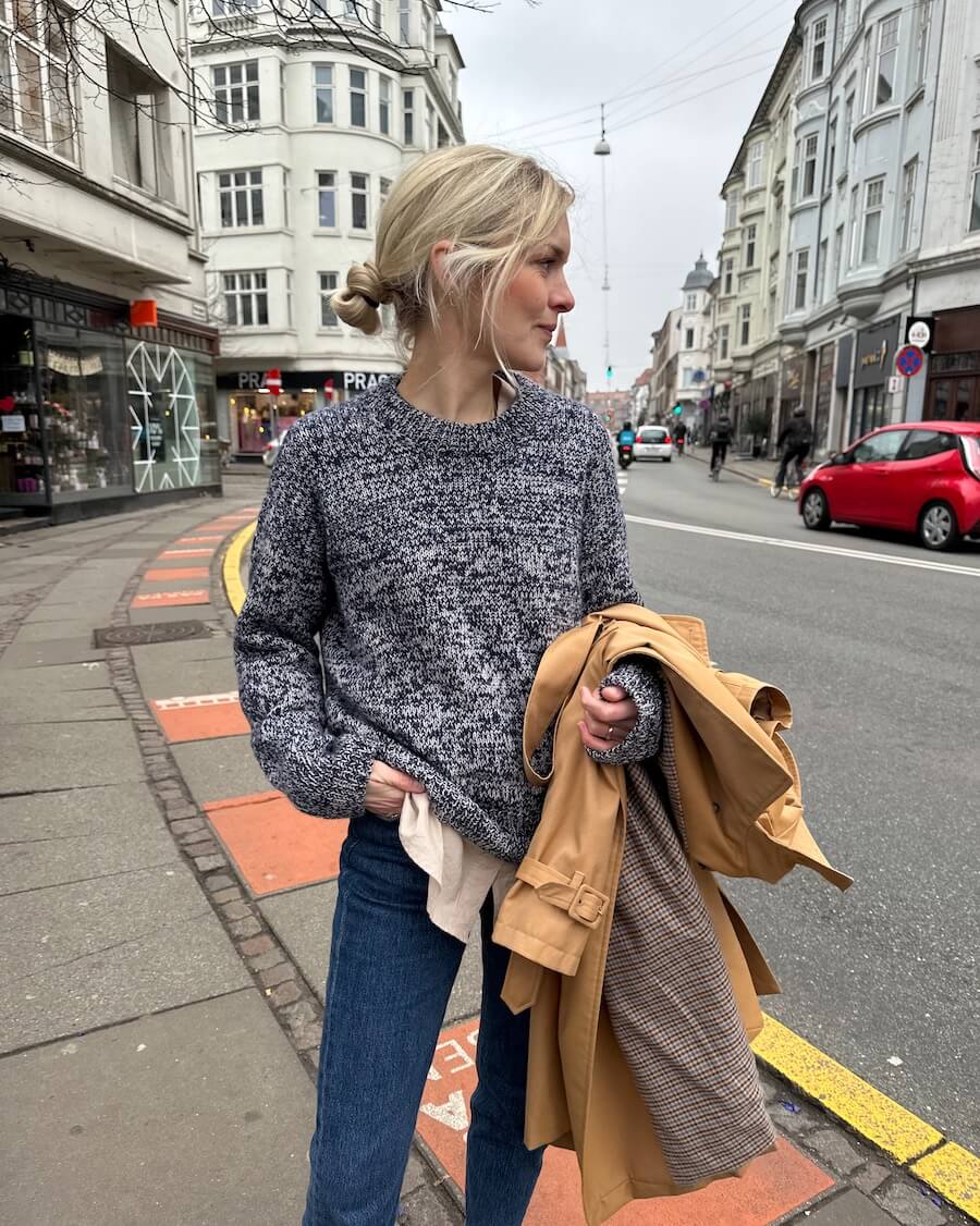 Kvinde iført hvid og mørkeblå Melange Sweater