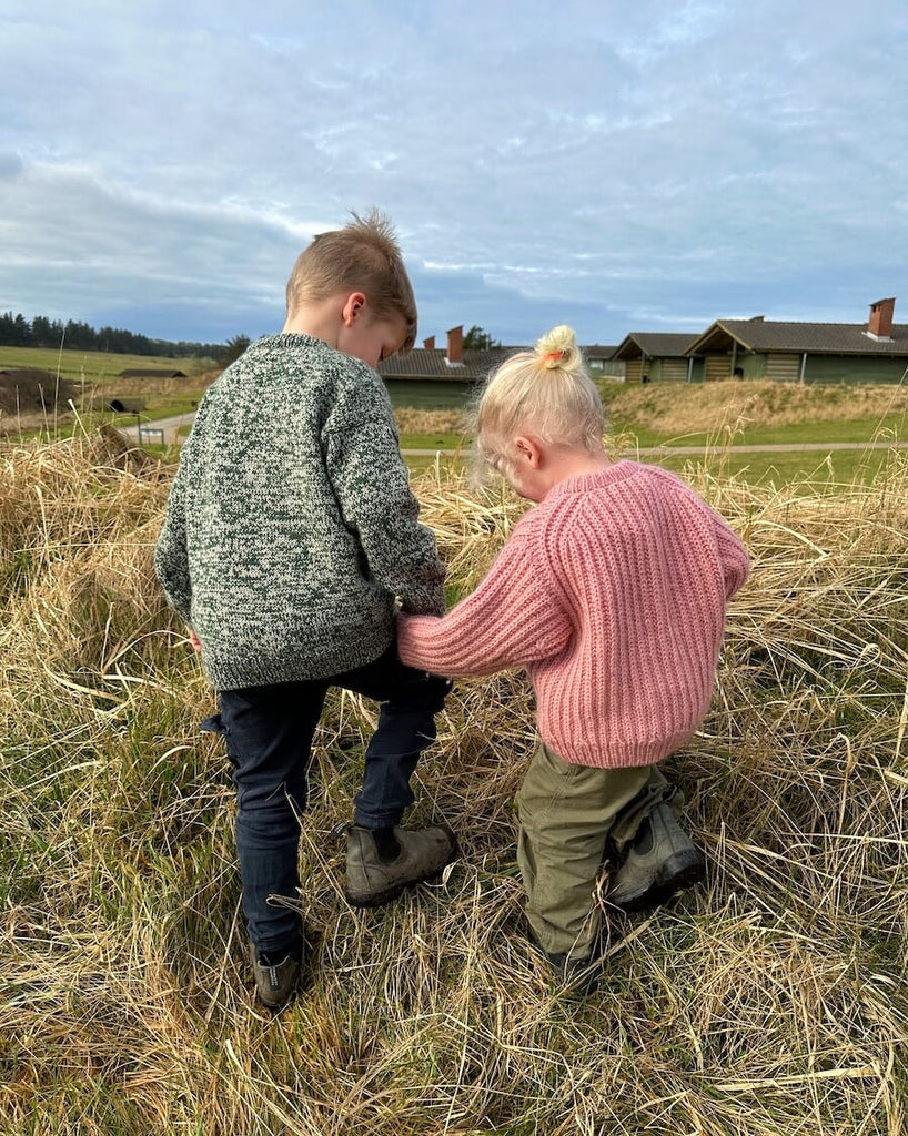 Dreng iført grøn Melange Sweater Junior 