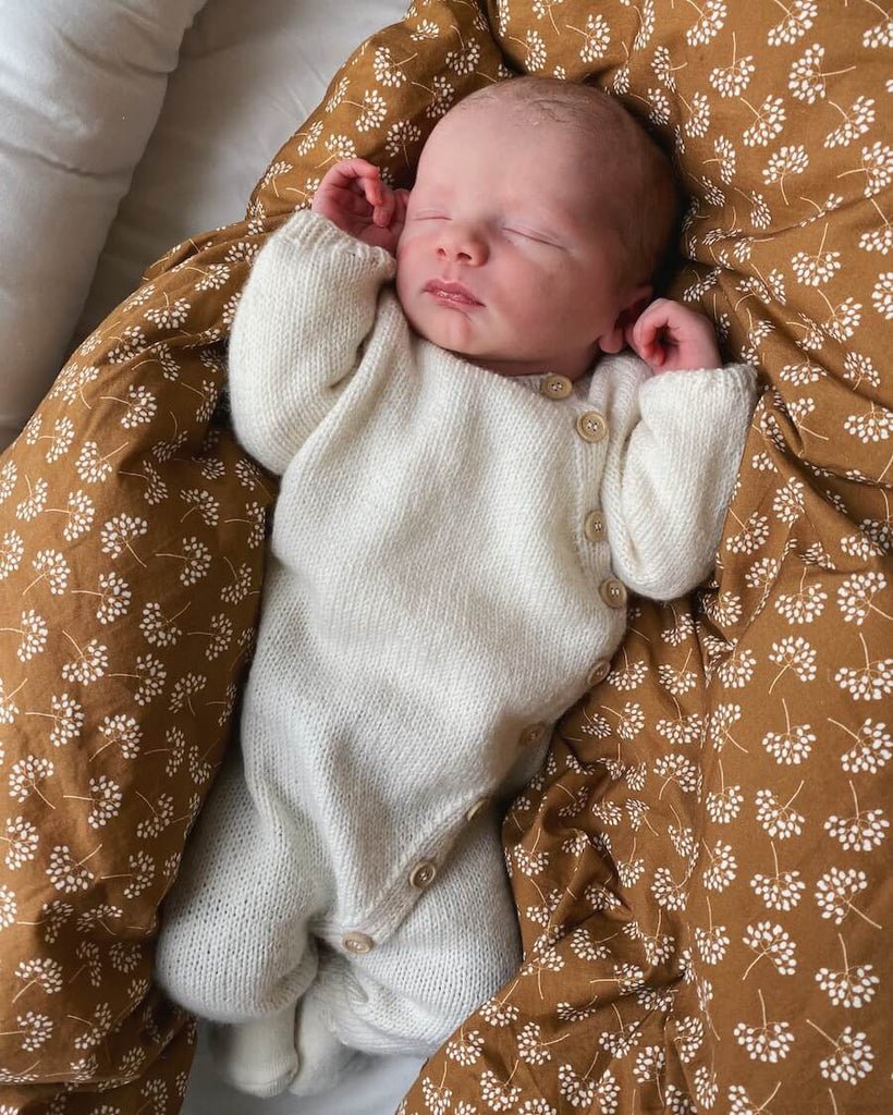 Baby iført hvidt Monday Suit