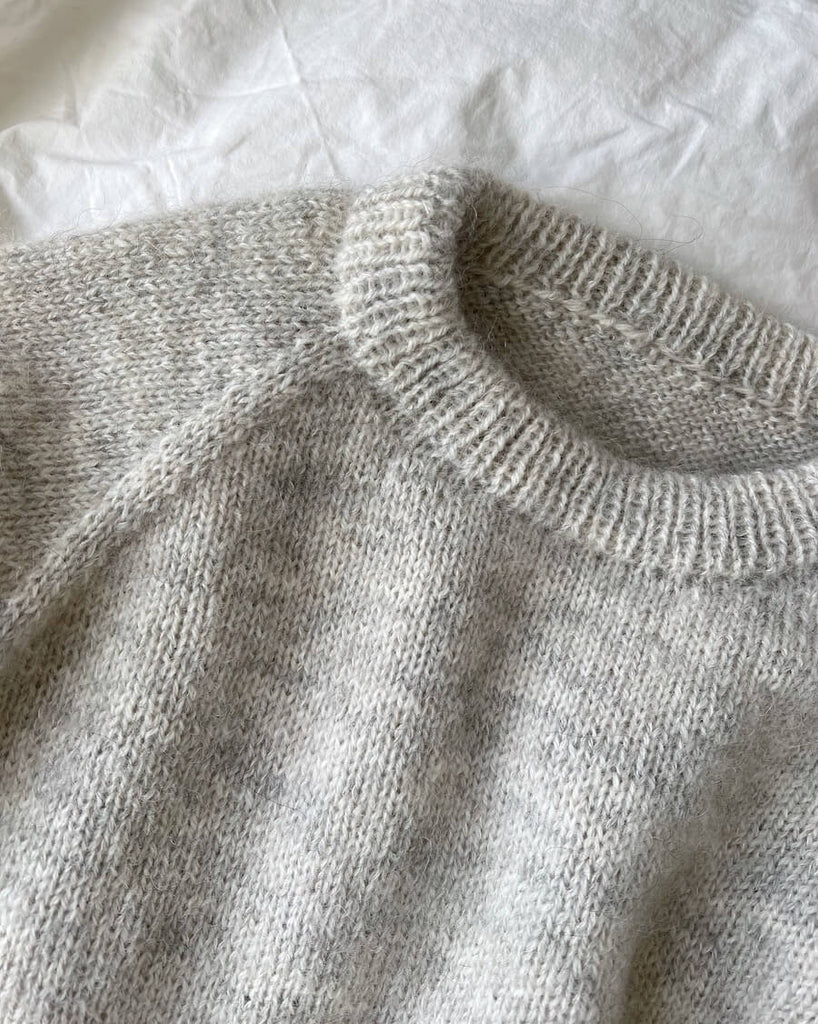Detaljebillede af grå Monday Sweater