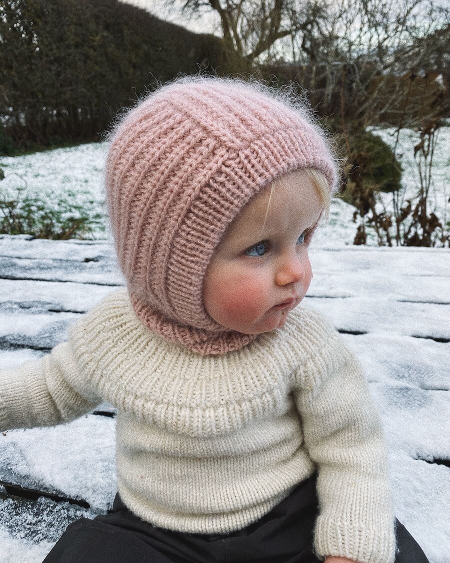 Barn iført lyserød November Balaclava Mini 