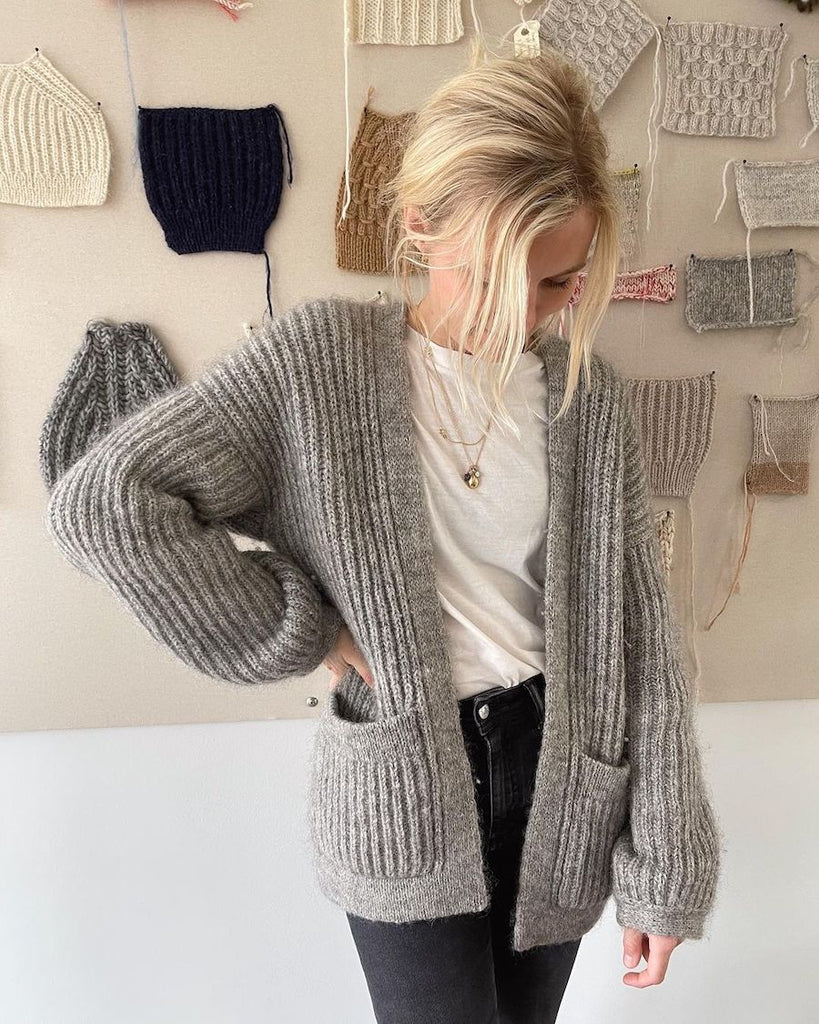 Kvinde iført grå November Jacket