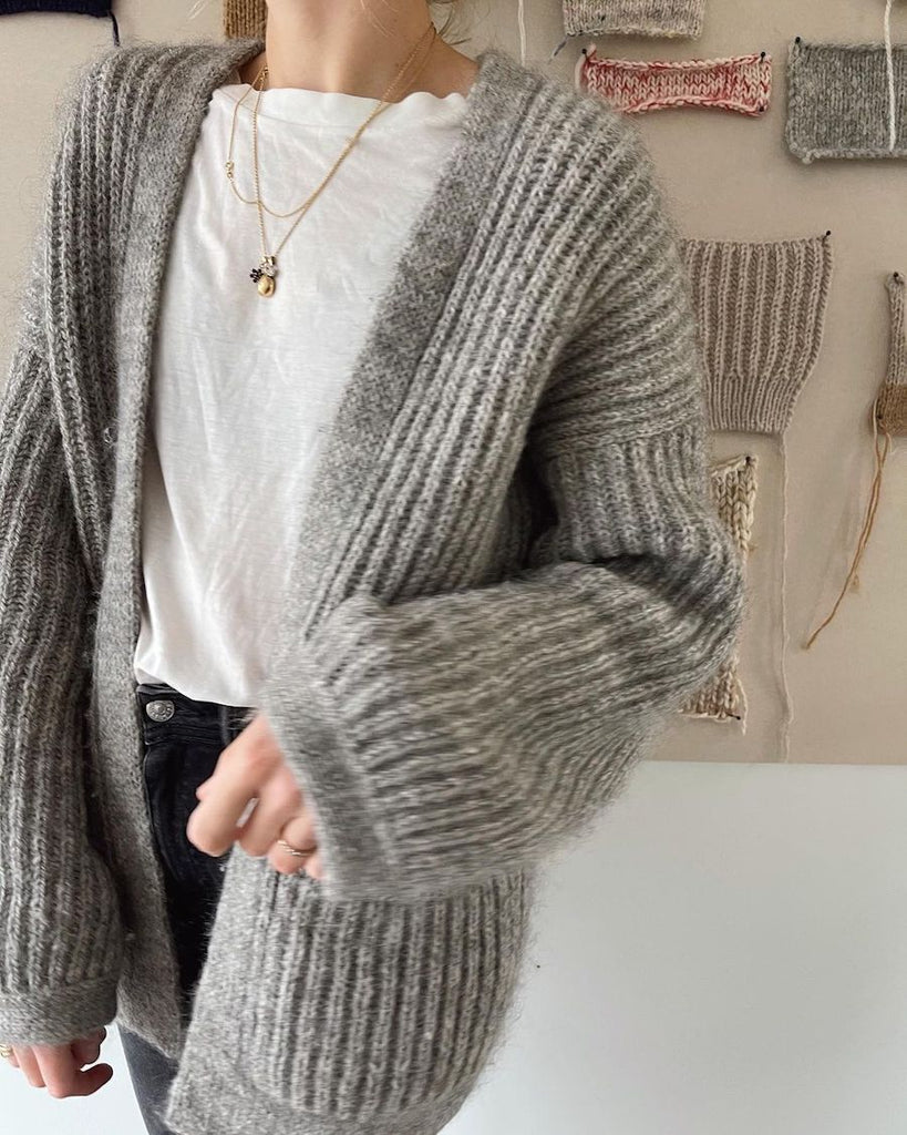 Kvinde iført grå November Jacket