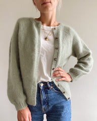 Kvinde iført lysegrøn Novice Cardigan – Mohair Edition