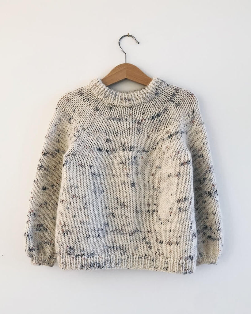 Lys nistret Novice Sweater Junior på bøjle