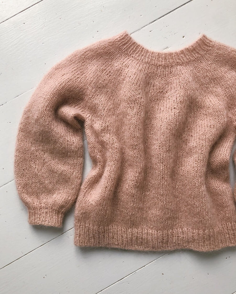 Barn iført lyserød Novice Sweater Junior – Mohair Edition