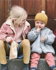 Barn iført lyserød Novice Sweater Junior – Mohair Edition