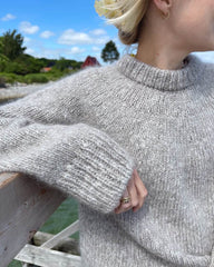 Kvinde iført grå Novice Sweater – Chunky Edition