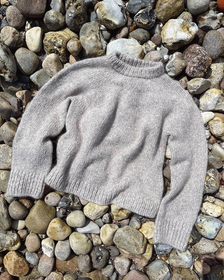 Grå Novice Sweater – Chunky Edition på bænk