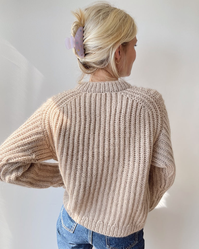 Kvinde iført beige September Sweater set fra ryggen