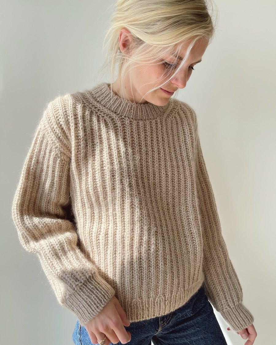 Kvinde iført beige September Sweater