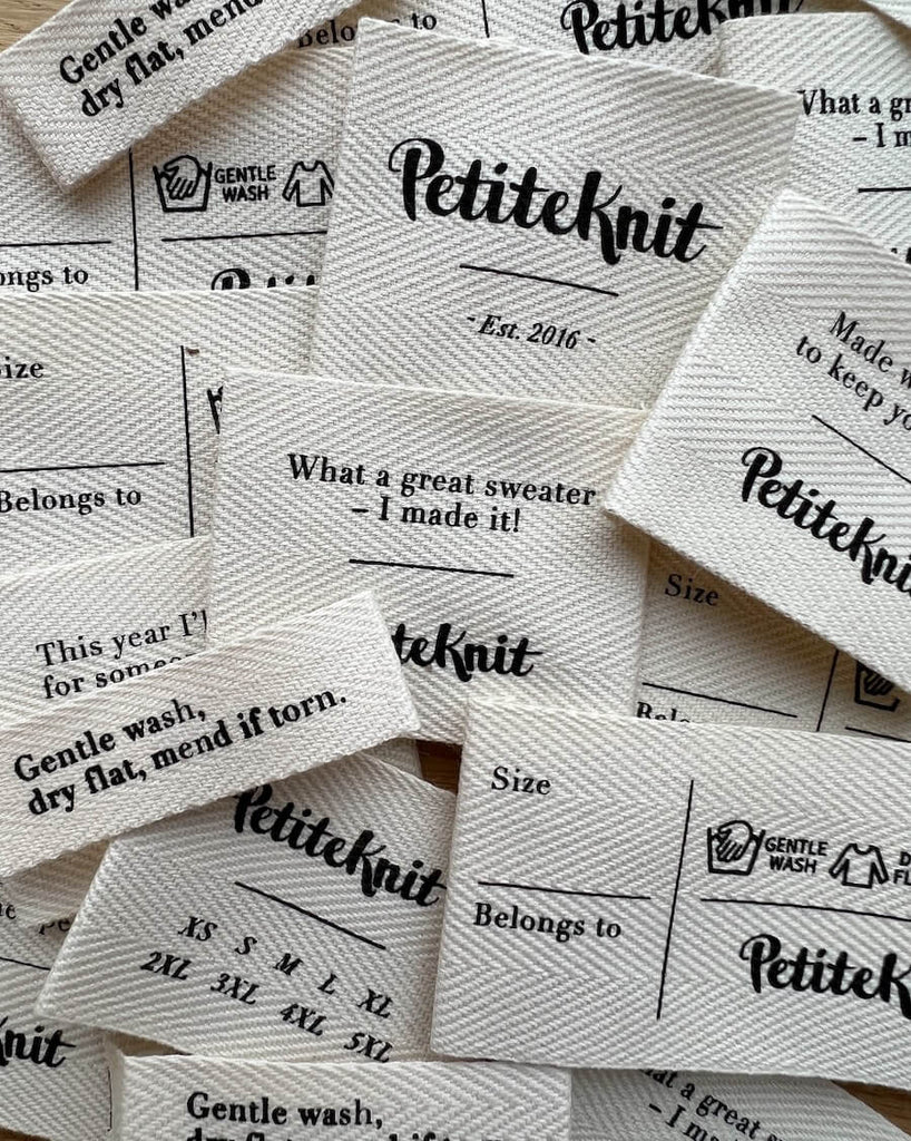 Diverse tekstillabels med skrift fra petiteknit