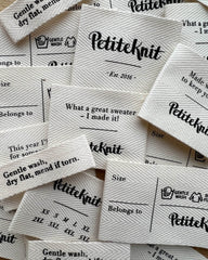 Diverse tekstillabels med skrift fra petiteknit