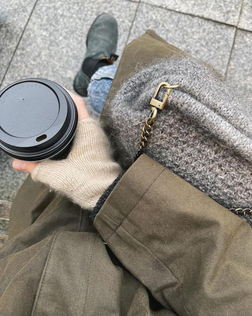 Grå Winter Clutch på frakke set ovenfra