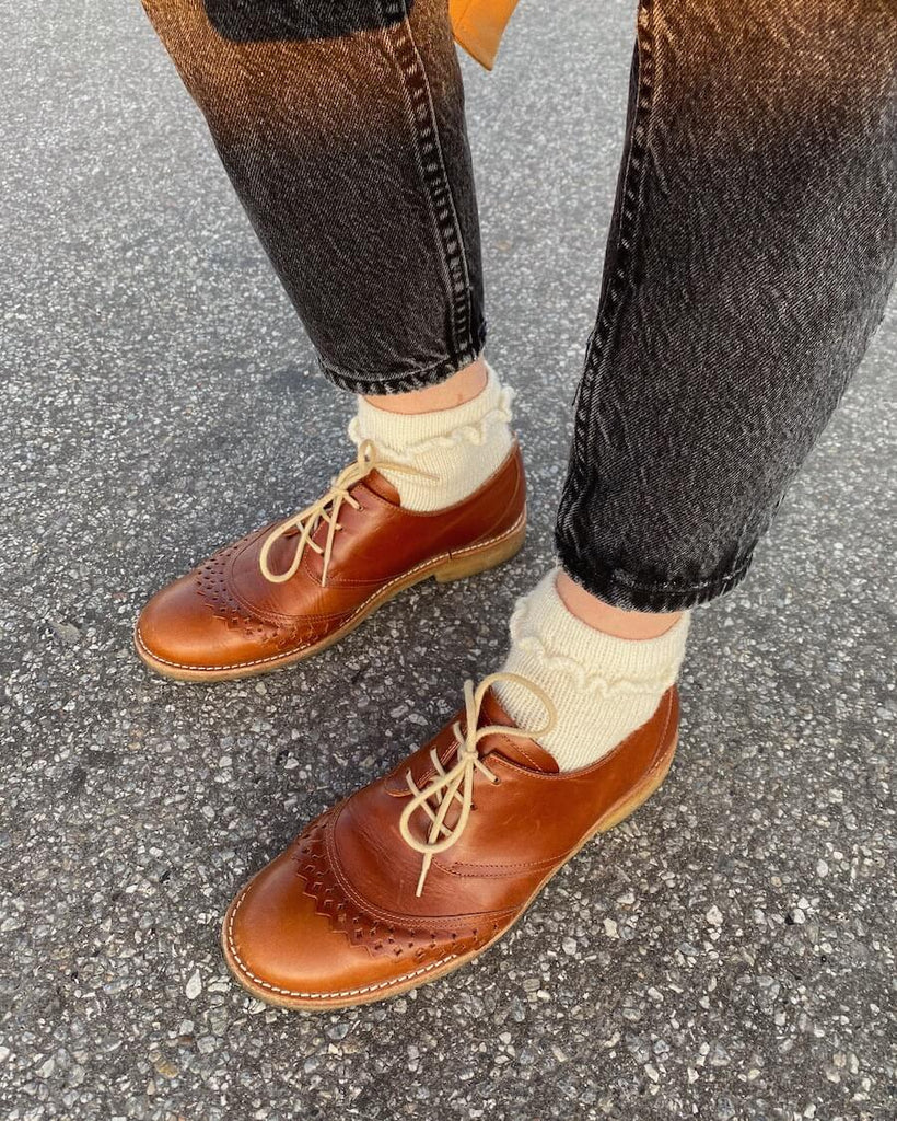 Kvinde iført hvide Ruffle Socks