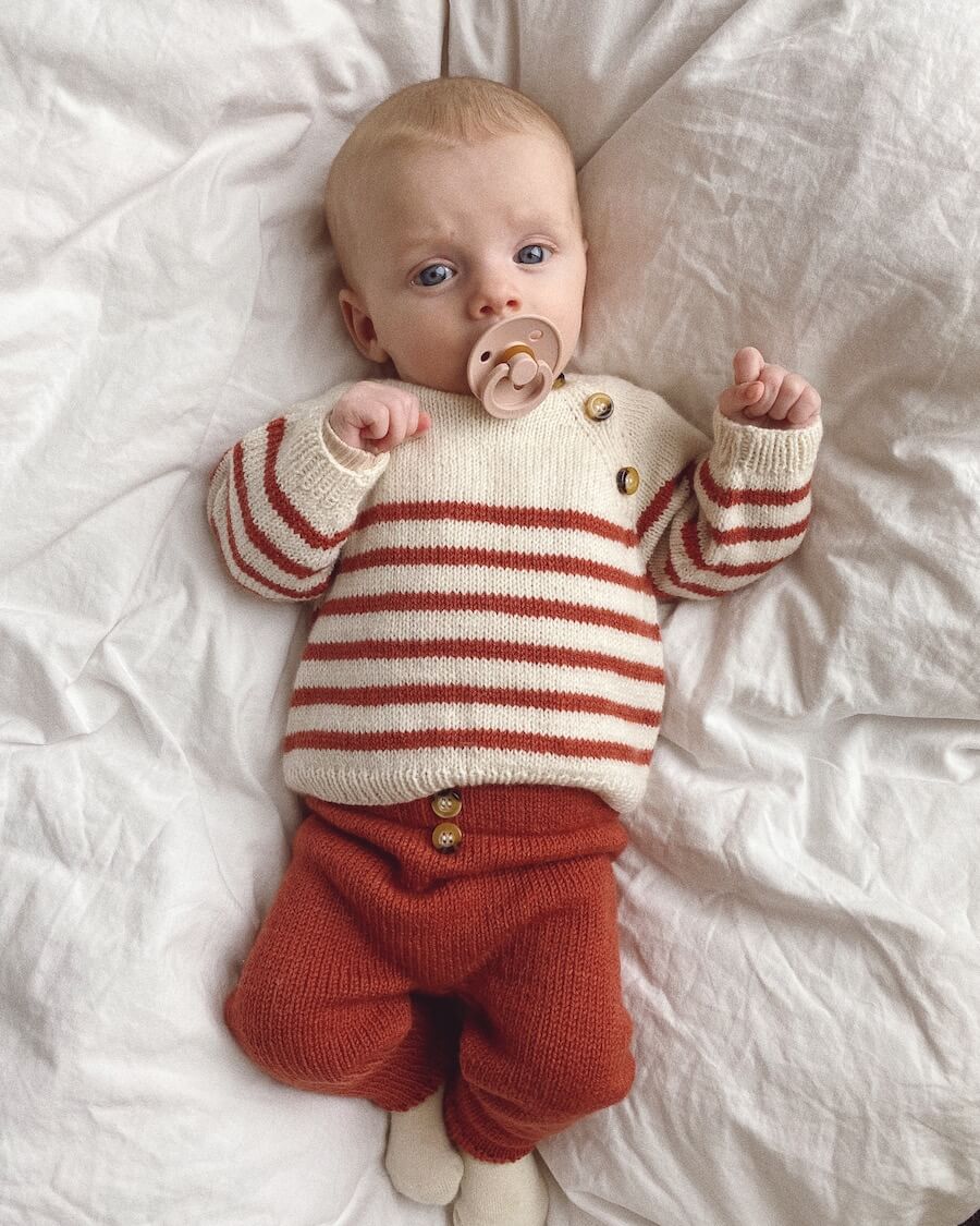 Baby iført hvidt og rødt Seaside Set