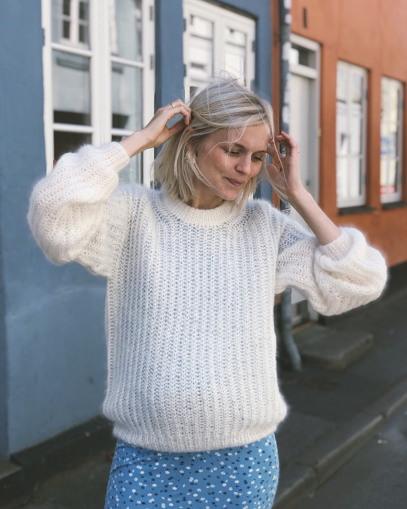 Kvinde iført hvid September Sweater