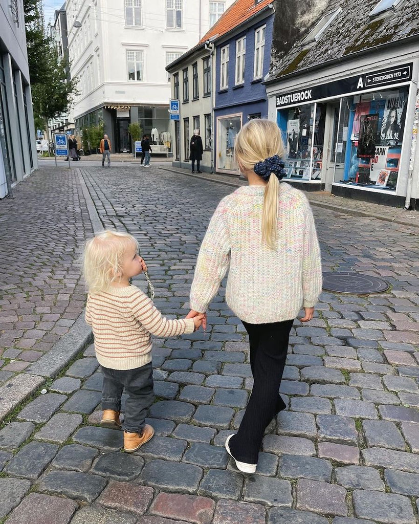 Pige iført multifarvet September Sweater Junior