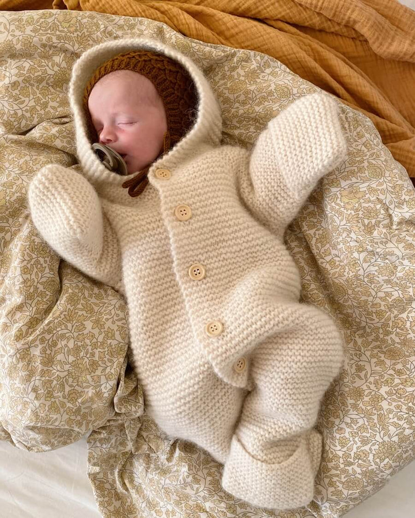 Baby iført hvid Selmas Sovedragt