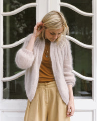 Kvinde iført hvid Sunday Cardigan – Mohair Edition