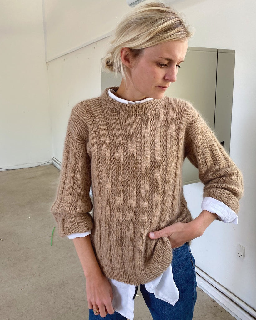 Kvinde iført beige Striber På Langs Sweater