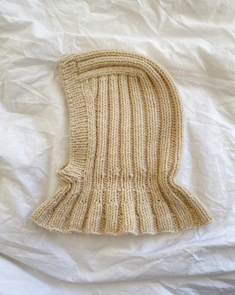 Liggebillede af gul Sunday Balaclava Baby