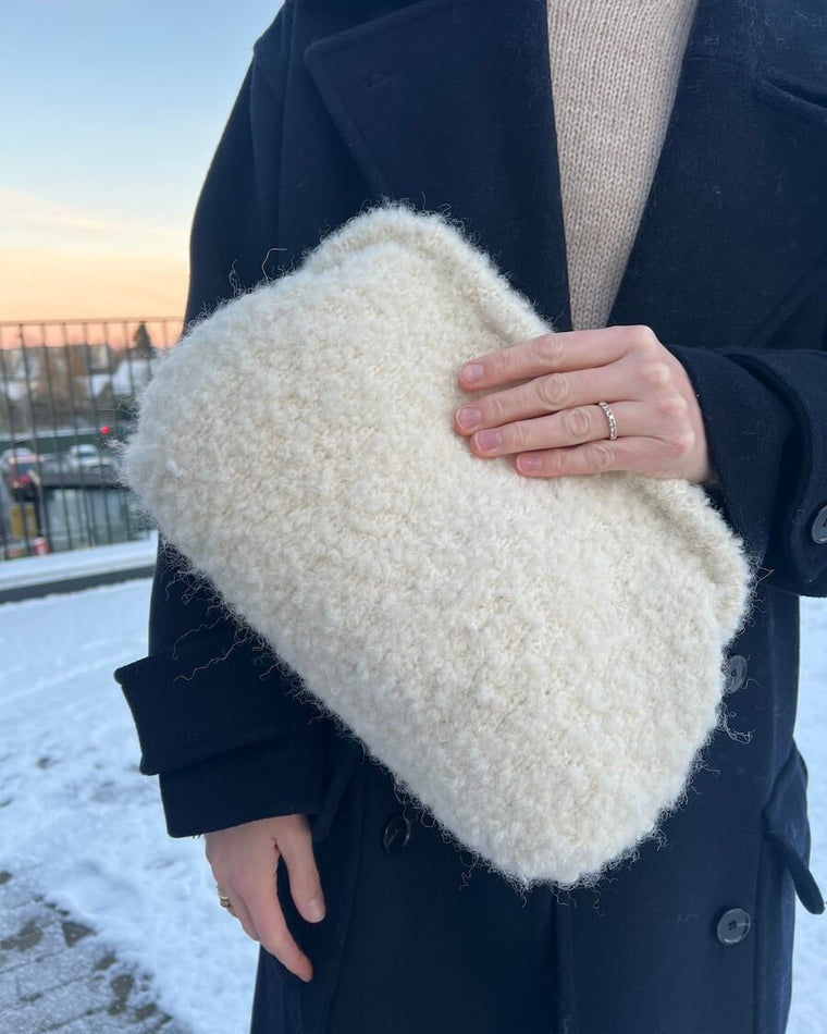 Cleo clutch med stor frame holdes af kvinde 