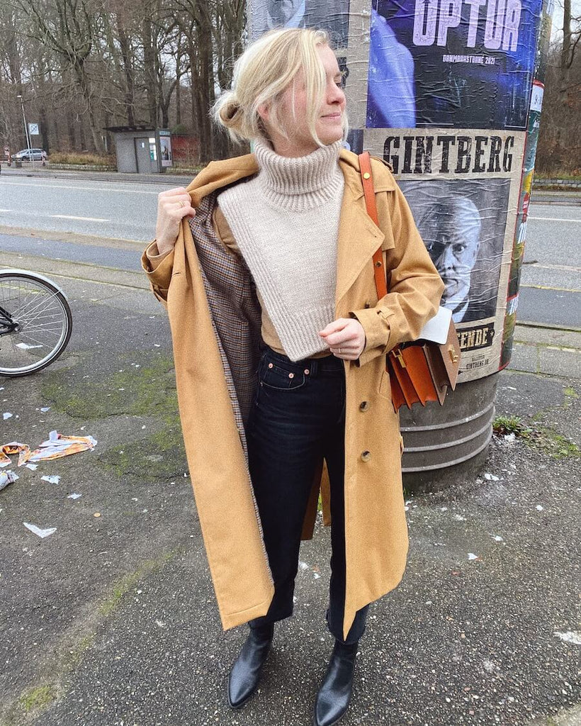 Kvinde med hvid Terrazzo Neck